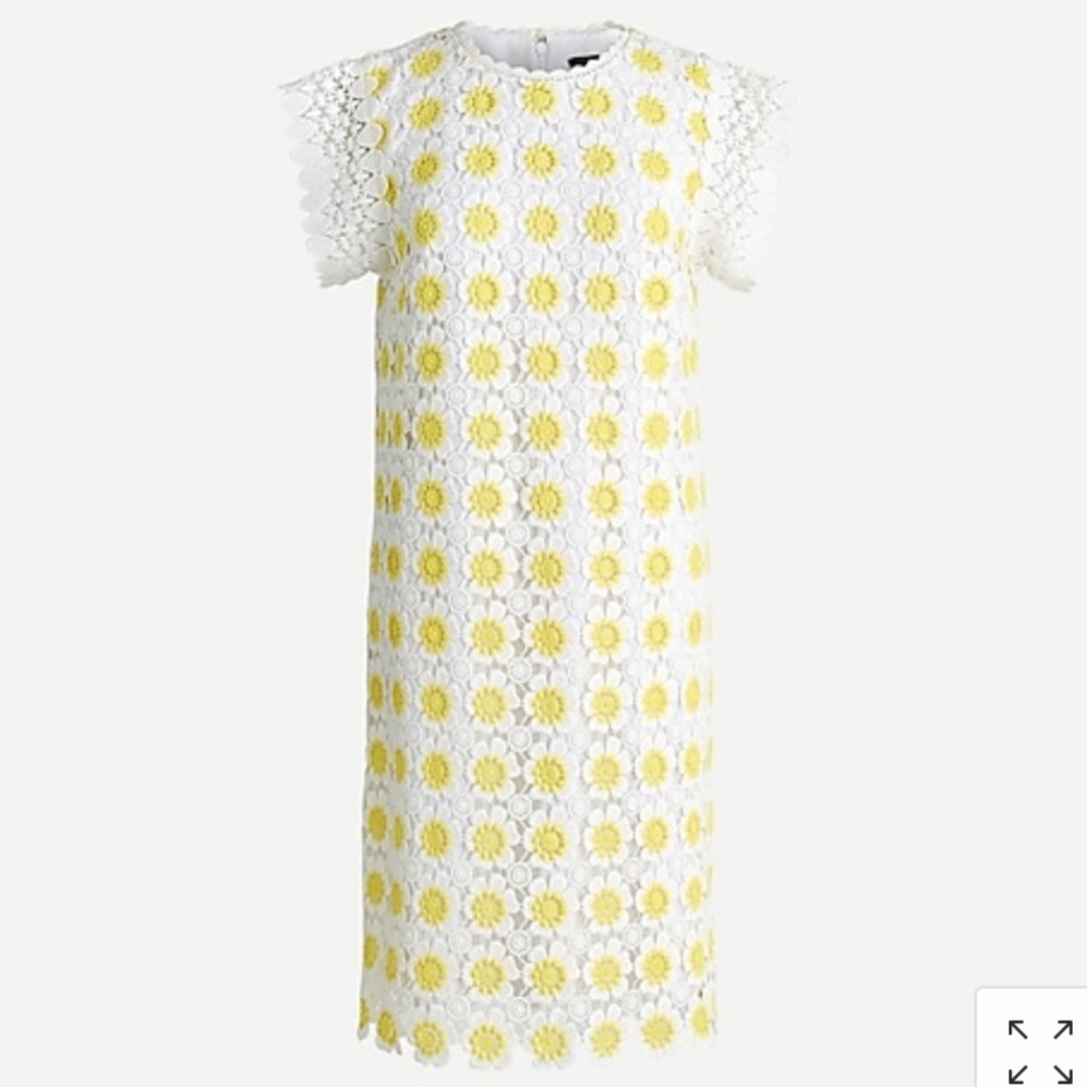 Short-sleeve dress in floral crochet
Item AK240